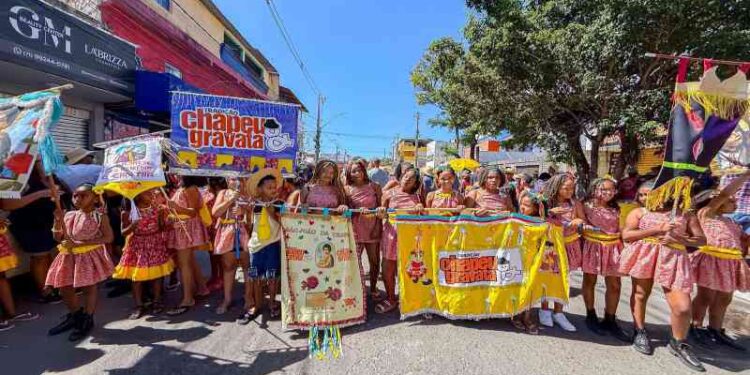 dezenas-de-familias-participam-de-arrastoes-juninos-no-2o-dia-do-pedrao-de-lauro