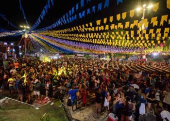 publico-lota-a-praca-matriz-na-1a-noite-do-pedrao-de-lauro