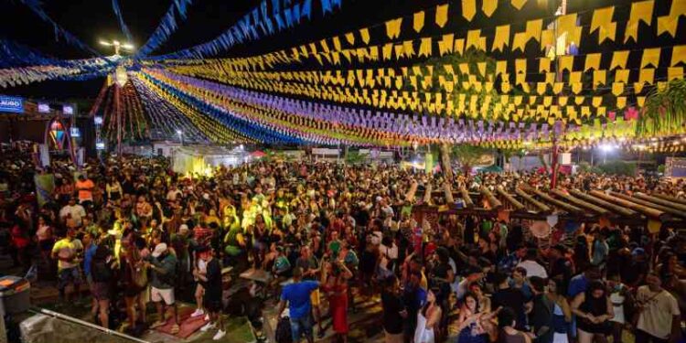 publico-lota-a-praca-matriz-na-1a-noite-do-pedrao-de-lauro