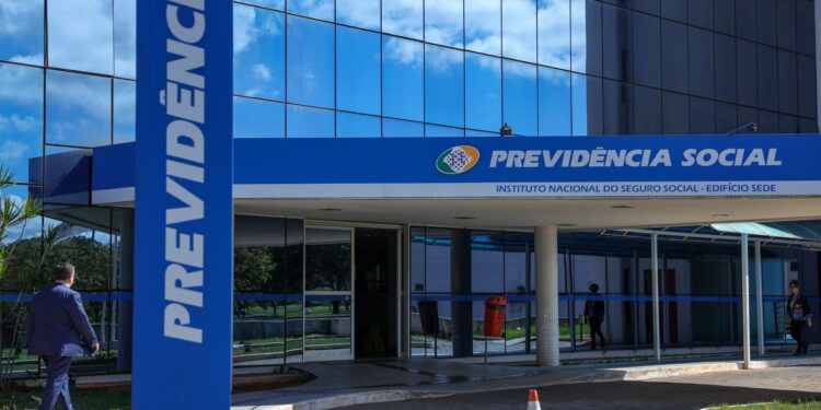 agu-pede-homologacao-de-acordo-para-inss-devolver-descontos-ilegais