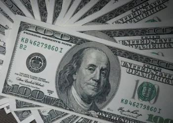 dolar-fecha-em-queda-de-0,27%-e-atinge-menor-cotacao-desde-junho,-a-r$-5,40