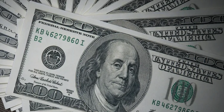 dolar-fecha-em-queda-de-0,27%-e-atinge-menor-cotacao-desde-junho,-a-r$-5,40