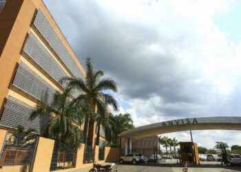 anvisa-alerta-sobre-uso-do-formol-como-alisante-de-cabelos