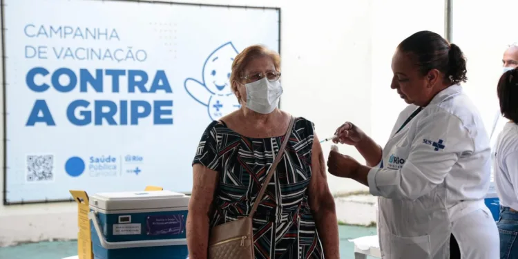 gripe:-vacinacao-segue-na-cidade-do-rio-de-janeiro-para-aumentar-adesao-do-publico-prioritario