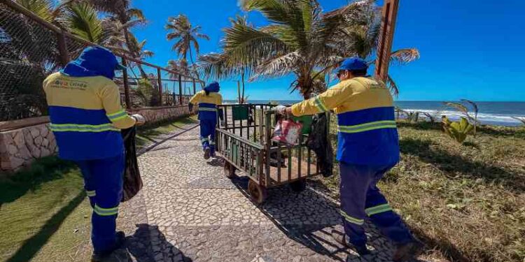 prefeitura-realiza-limpeza-no-calcadao-entre-as-praias-de-vilas-do-atlantico-e-buraquinho
