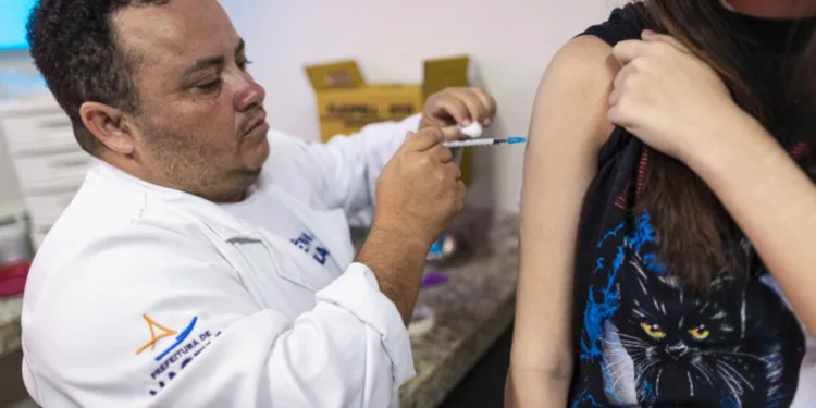 gripe:-vacinacao-segue-em-maceio-(al)-para-aumentar-adesao-do-publico-prioritario