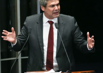 lider-do-pt-na-camara-diz-que-tarifas-de-trump-sao-ataque-a-democracia