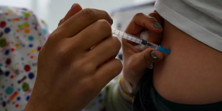 gripe:-vacinacao-segue-em-florianopolis-(sc)-para-aumentar-adesao-do-publico-prioritario