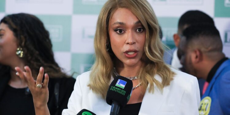 erika-hilton-pede-ao-stf-bloqueio-das-contas-de-eduardo-bolsonaro