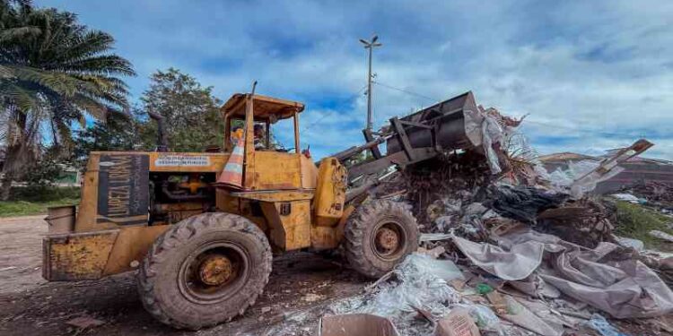 prefeitura-inicia-transformacao-da-rua-dez,-no-miragem,-com-acao-intensiva-de-limpeza