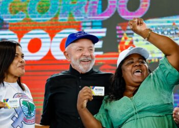 lula-anuncia-r$-3,7-bi-para-atingidos-por-lama-da-barragem-em-mariana