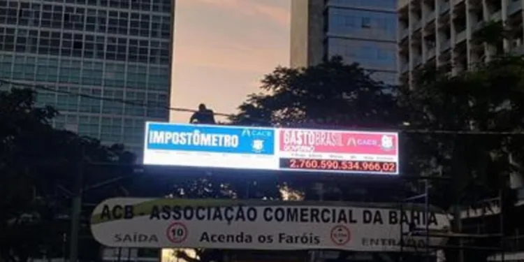 salvador-recebe-painel-do-gasto-brasil-em-frente-a-associacao-comercial-mais-antiga-do-pais