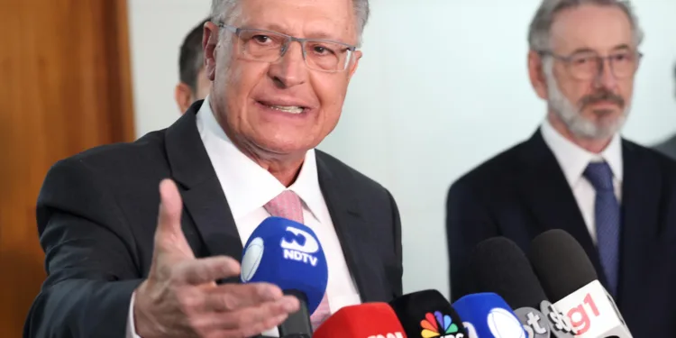 tarifaco-de-trump:-brasil-pede-aos-eua-retomada-do-dialogo-tecnico-para-evitar-tarifa-de-50%-sobre-exportacoes