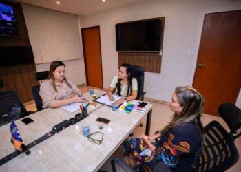 prefeita-debora-regis-recebe-mirela-macedo-para-dialogo-sobre-saude