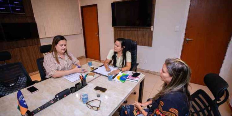 prefeita-debora-regis-recebe-mirela-macedo-para-dialogo-sobre-saude