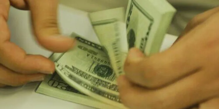 dolar-cai-0,26%-e-fecha-cotado-a-r$-5,54,-com-pressao-externa-e-juros-altos-no-brasil