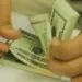 dolar-cai-0,26%-e-fecha-cotado-a-r$-5,54,-com-pressao-externa-e-juros-altos-no-brasil