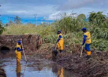prefeitura-realiza-acao-preventiva-de-limpeza-de-canal-em-itinga-e-pitangueiras