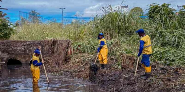 prefeitura-realiza-acao-preventiva-de-limpeza-de-canal-em-itinga-e-pitangueiras