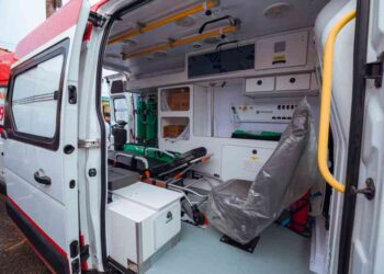 prefeita-entrega-nova-ambulancia-e-celebra-20-anos-do-samu192-em-lauro-de-freitas