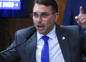 flavio-bolsonaro-desembarca-na-europa-durante-operacao-na-casa-do-pai