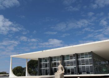 moraes-abre-apuracao-sobre-insider-trading-antes-de-tarifaco-de-trump