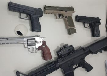 replicas-de-fuzil,-pistolas-e-revolver-sao-apreendidas-pela-pm-no-iapi