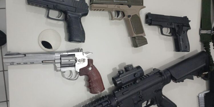 replicas-de-fuzil,-pistolas-e-revolver-sao-apreendidas-pela-pm-no-iapi