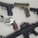 replicas-de-fuzil,-pistolas-e-revolver-sao-apreendidas-pela-pm-no-iapi