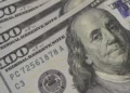 dolar-fecha-praticamente-estavel,-com-leve-alta-de-0,04%