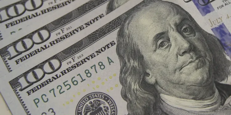 dolar-fecha-praticamente-estavel,-com-leve-alta-de-0,04%