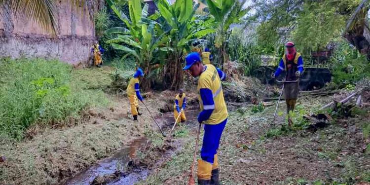 prefeitura-realiza-limpeza-manual-de-canal-em-vilas-do-atlantico-para-prevenir-alagamentos