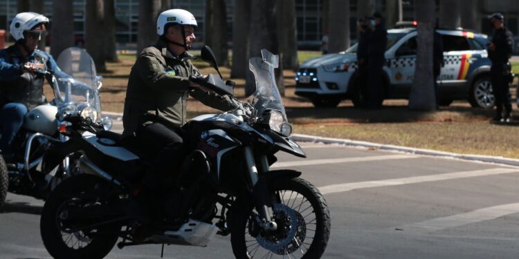 “pintou-um-clima”:-bolsonaro-e-condenado-por-fala-sobre-venezuelanas