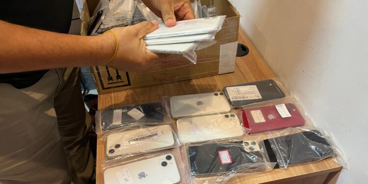 operacao-contra-pirataria-e-crimes-contra-o-consumidor-apreende-mais-de-200-celulares,-arma-de-fogo-e-roupas-falsificadas-em-salvador