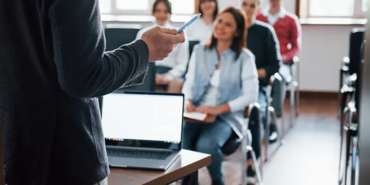 educacao-acessivel-e-pratica:-faculdade-do-comercio-oferece-cursos-a-partir-de-r$-50-no-2o-semestre-de-2025