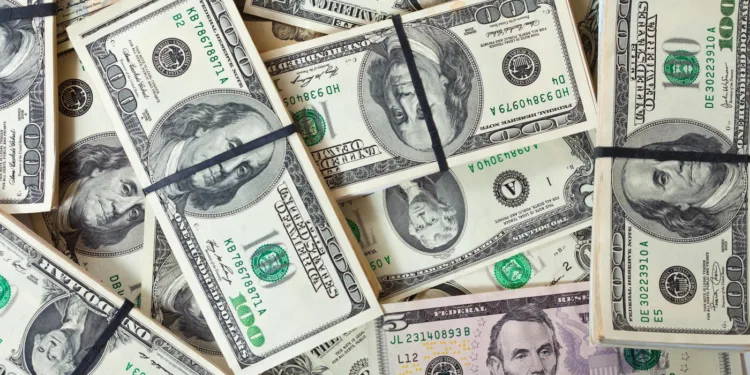 dolar-encerra-pregao-em-alta-nesta-sexta-feira-(25)