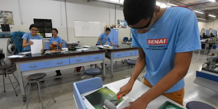 jovem-aprendiz:-senai-oferece-mais-de-53-mil-vagas-para-estudantes-no-segundo-semestre-de-2025