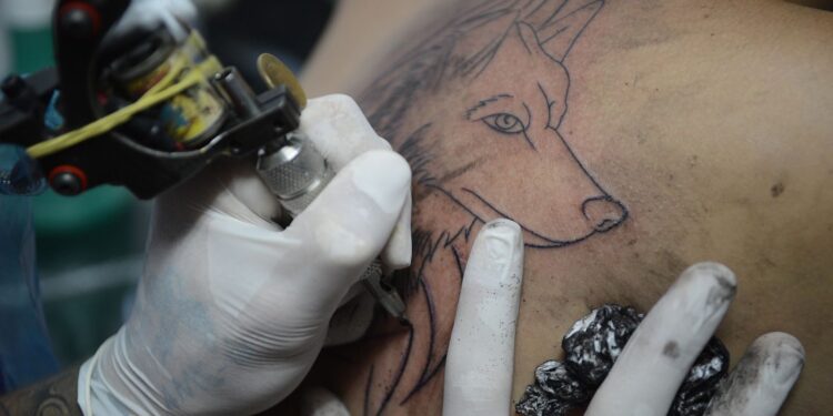 cfm-proibe-anestesia-para-a-realizacao-de-tatuagens