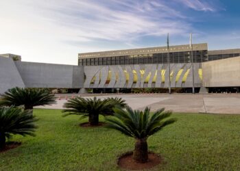 mae-aguarda-que-irlanda-devolva-ao-brasil-filhas-retiradas-de-casa