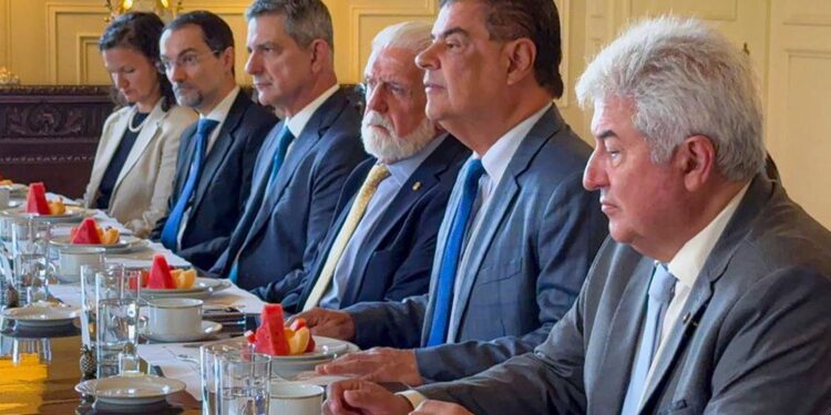 senadores-brasileiros-buscam-dialogo-sobre-tarifas-impostas-por-trump