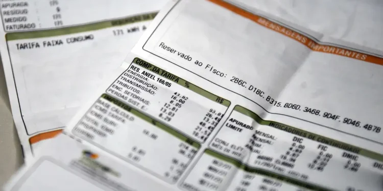 conta-de-luz-mais-cara:-aneel-aciona-bandeira-vermelha-2-para-o-mes-de-agosto