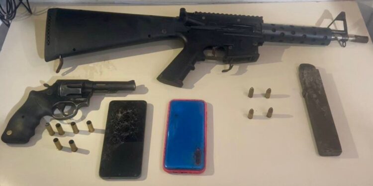 pm-recupera-carro-roubado-e-apreende-metralhadora-na-avenida-acm