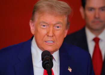 trump-assina-tarifa-de-50%-e-considera-brasil-ameaca-aos-eua