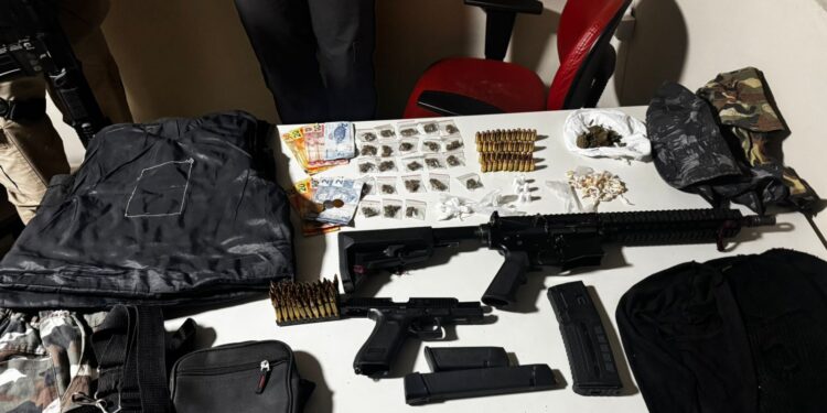 ficco-e-pm-apreendem-fuzil,-pistola,-municoes-e-drogas-em-ilheus