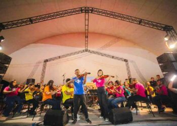 prefeita-debora-prestigia-apresentacoes-culturais-em-comemoracao-ao-aniversario-de-63-anos-de-lauro-de-freitas