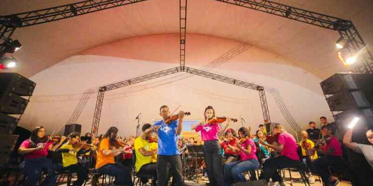 prefeita-debora-prestigia-apresentacoes-culturais-em-comemoracao-ao-aniversario-de-63-anos-de-lauro-de-freitas