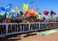 manifestantes-queimam-bandeira-dos-eua-e-boneco-de-trump-em-embaixada