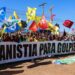 manifestantes-queimam-bandeira-dos-eua-e-boneco-de-trump-em-embaixada