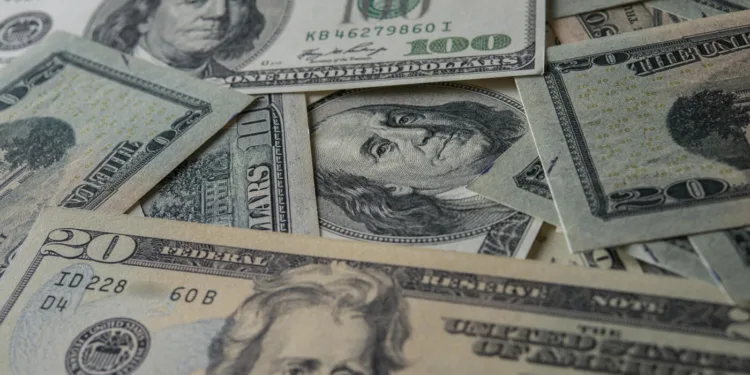 dolar-encerra-pregao-em-alta-de-0,19%