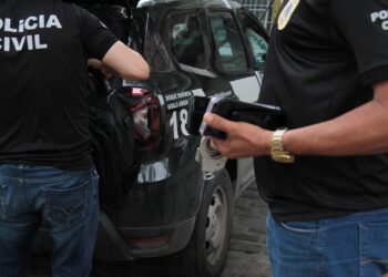 derrc-conduz-trio-com-celulares-roubados-durante-acao-conjunta-no-centro-de-salvador